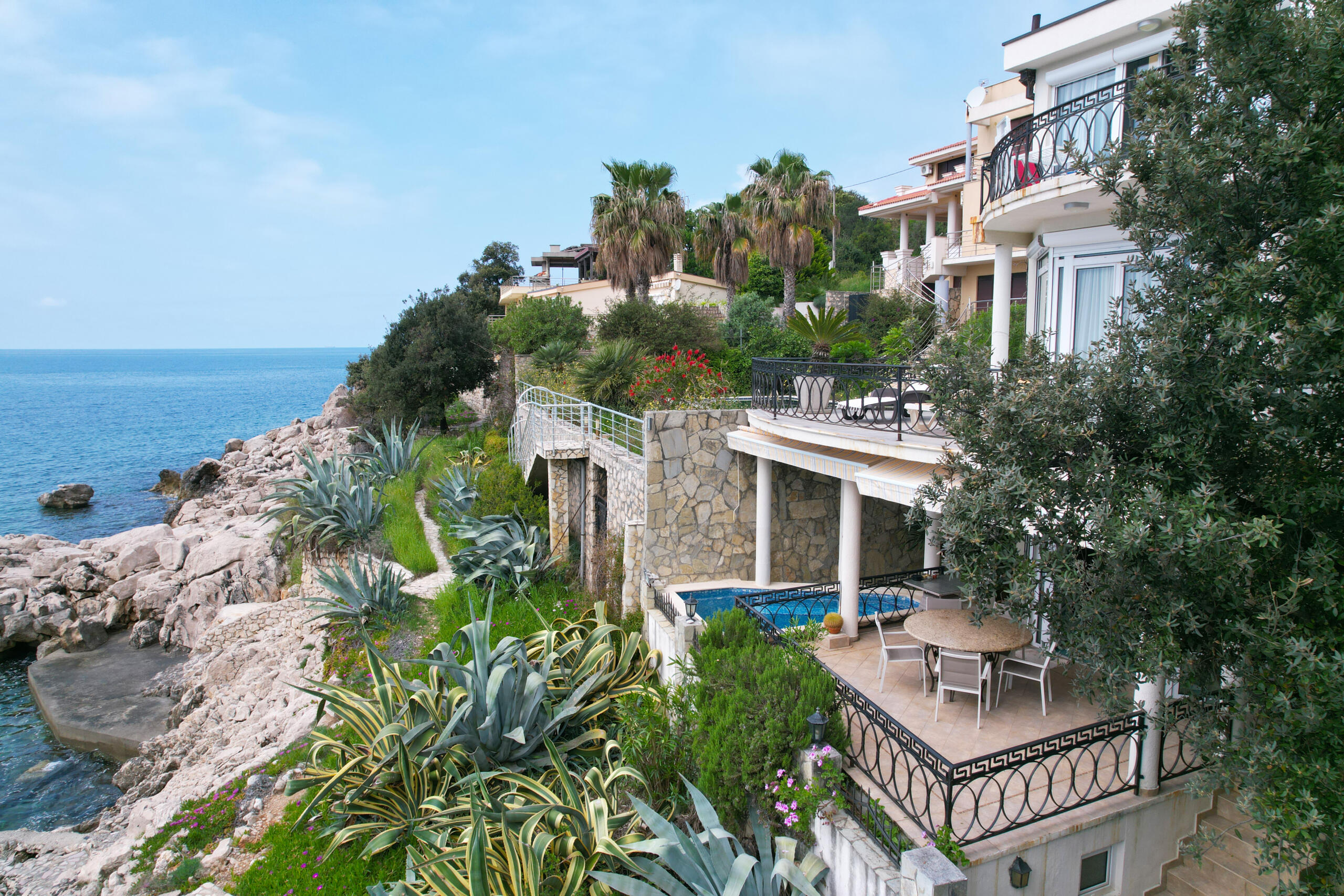 A luxurious villa with swimming pool in Utjeha