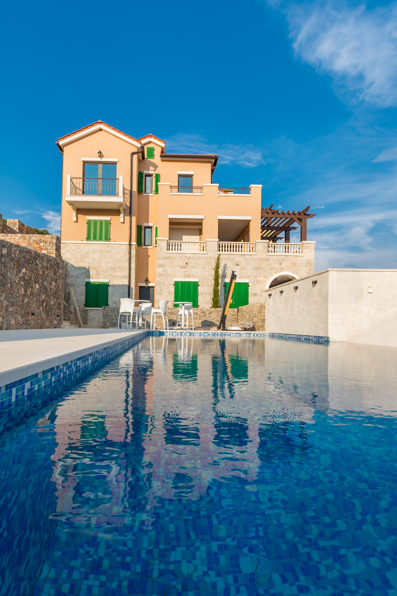 Luxurious apartments in Lustica