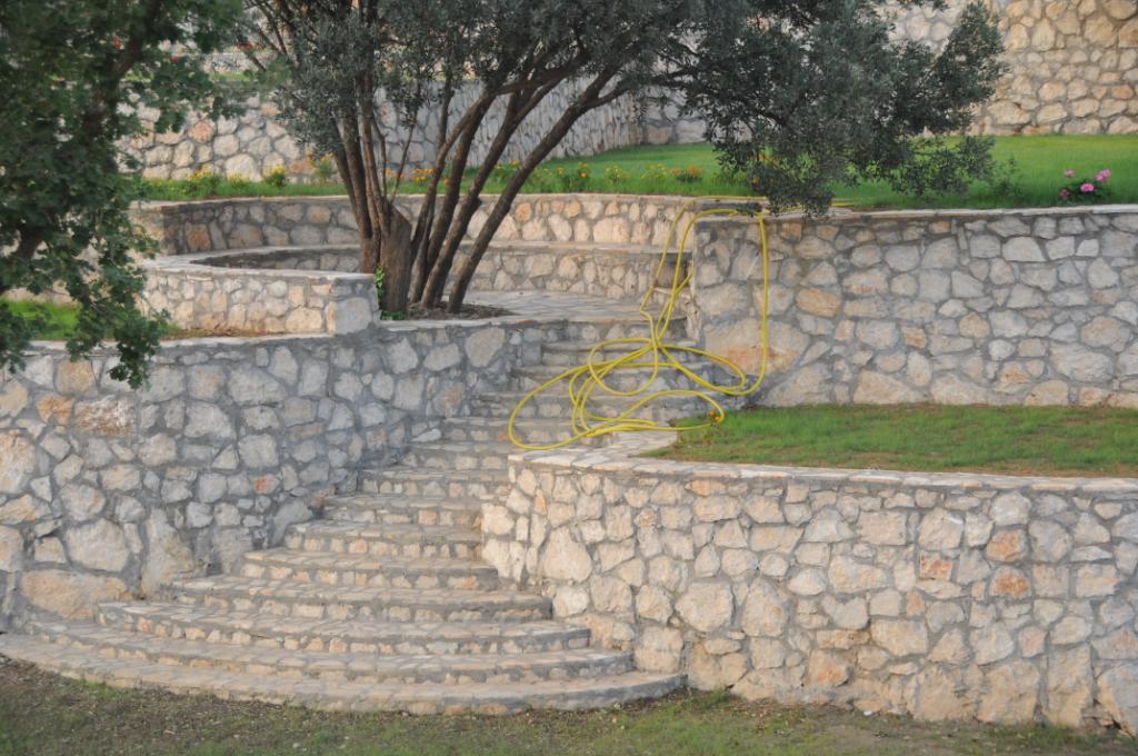 A villa with pool and sea view in Markovici