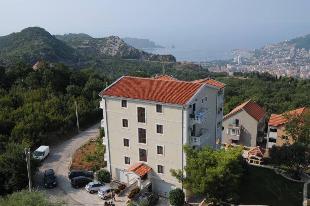 A villa with pool and sea view in Markovici