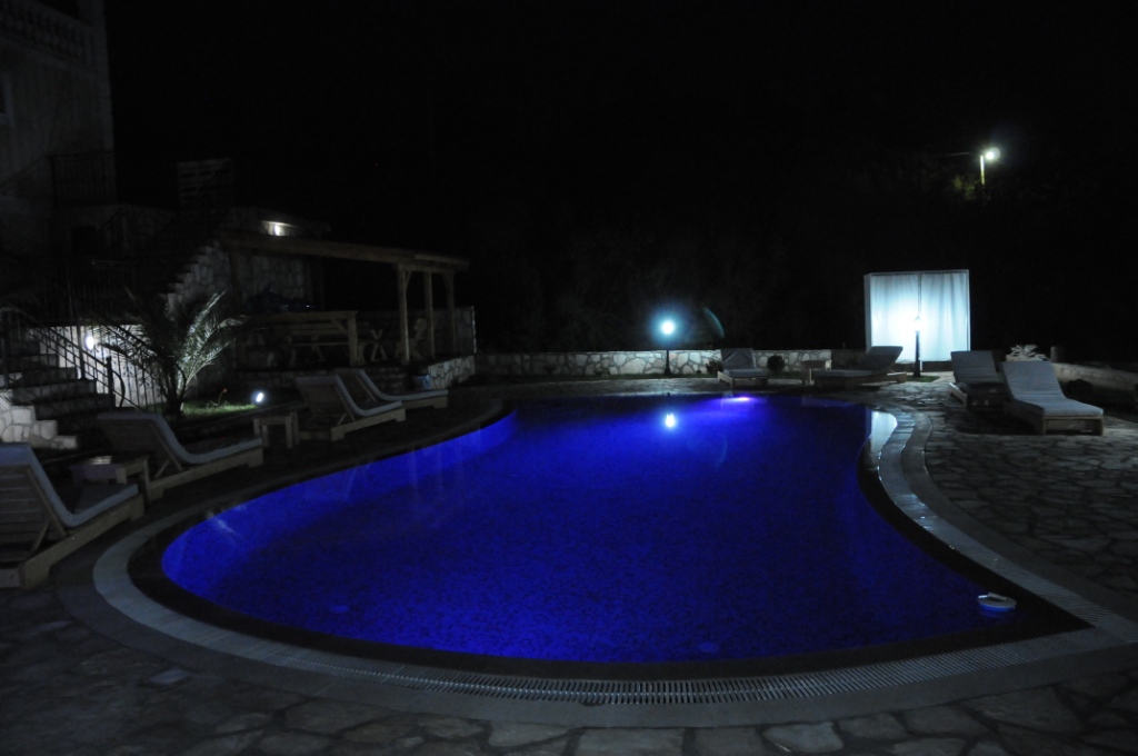 A villa with pool and sea view in Markovici