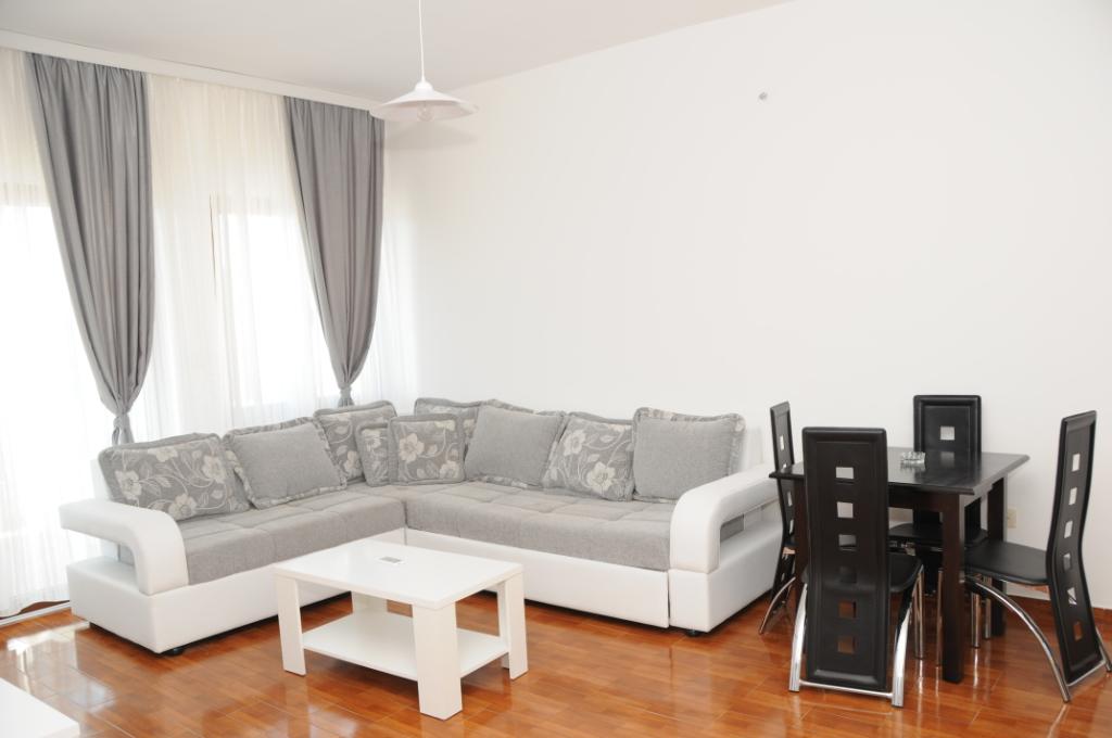 A villa with pool and sea view in Markovici