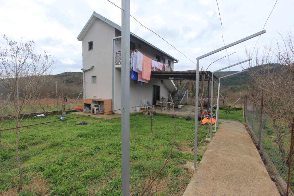 House with commercial property in Radanovici