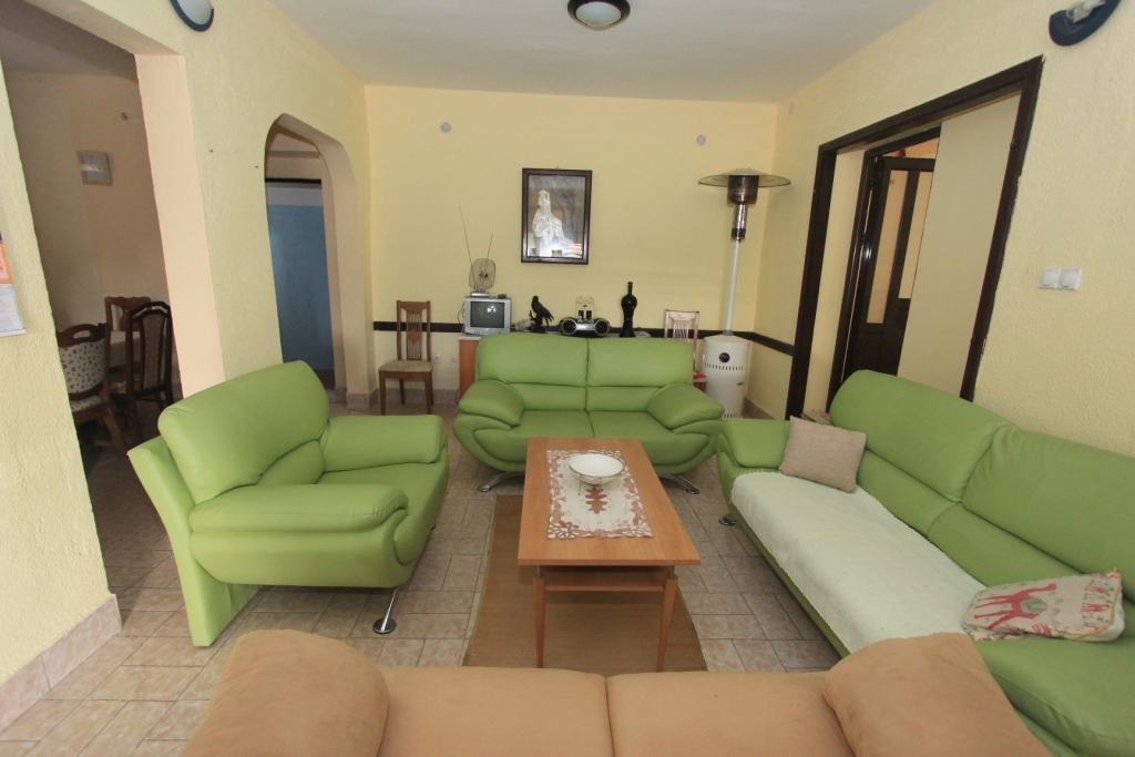 House with commercial property in Radanovici