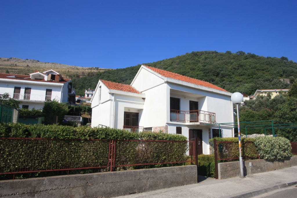 Petrovac House Near The Coast