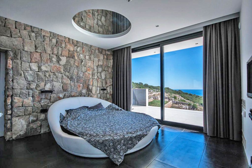 An exclusive villa with wonderful sea view in Krimovica