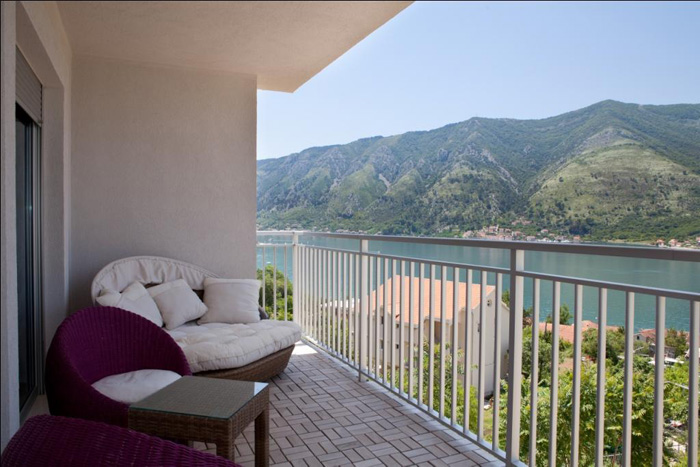 Apartments in six apartment house in Kotor