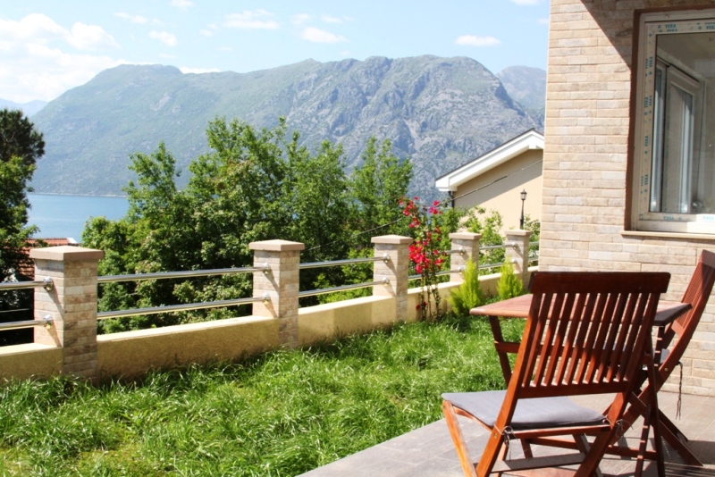 Apartments in six apartment house in Kotor