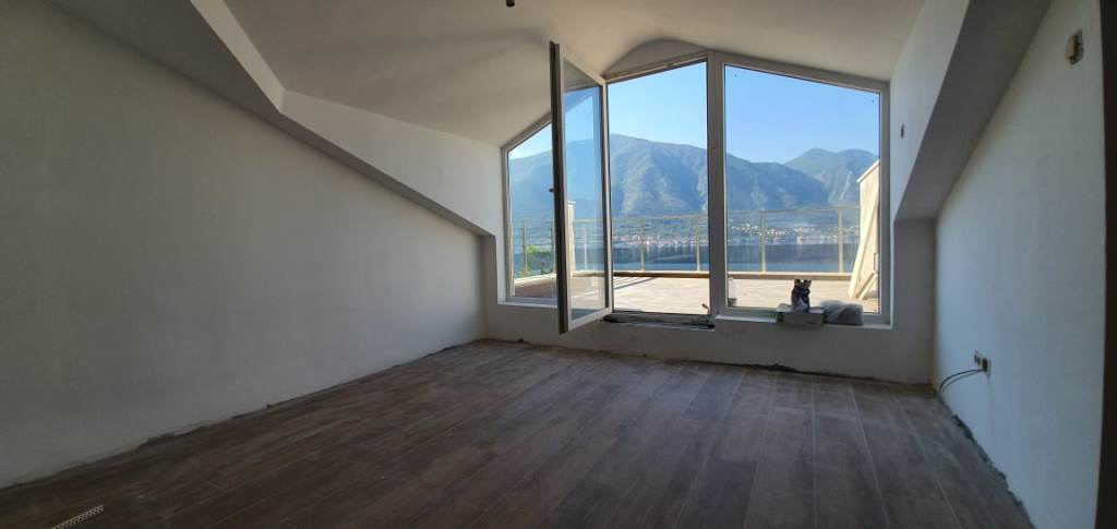 Apartments in six apartment house in Kotor