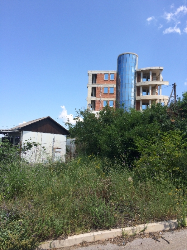 Plot with small house in Dobre Vode