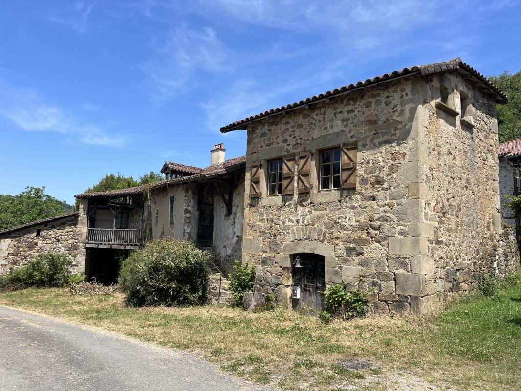 2 bedroom maison a renover in Viazac, Lot, France