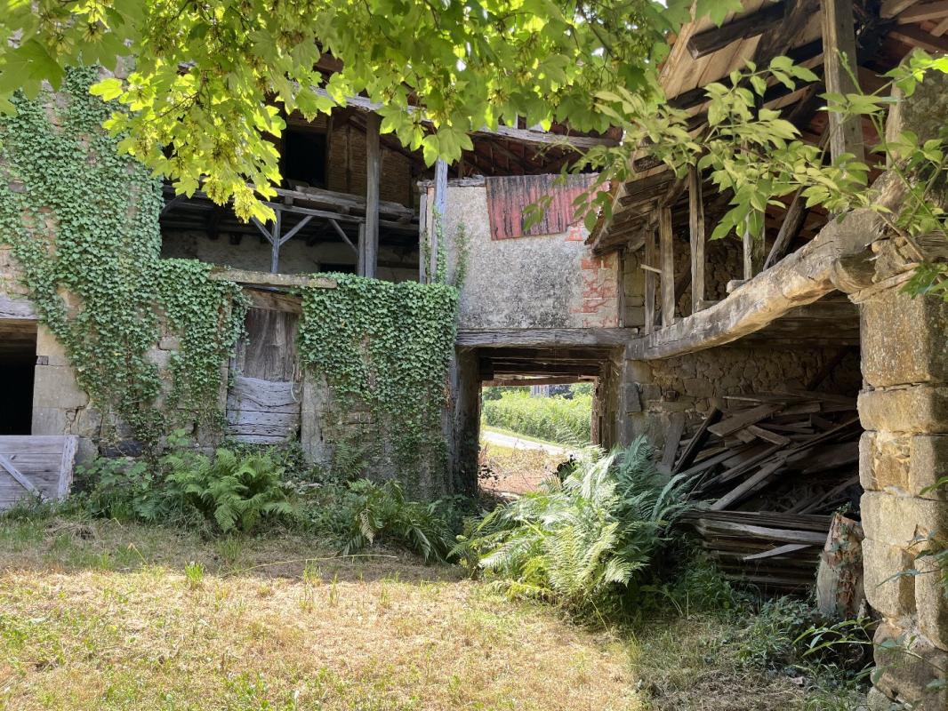 2 bedroom maison a renover in Viazac, Lot, France