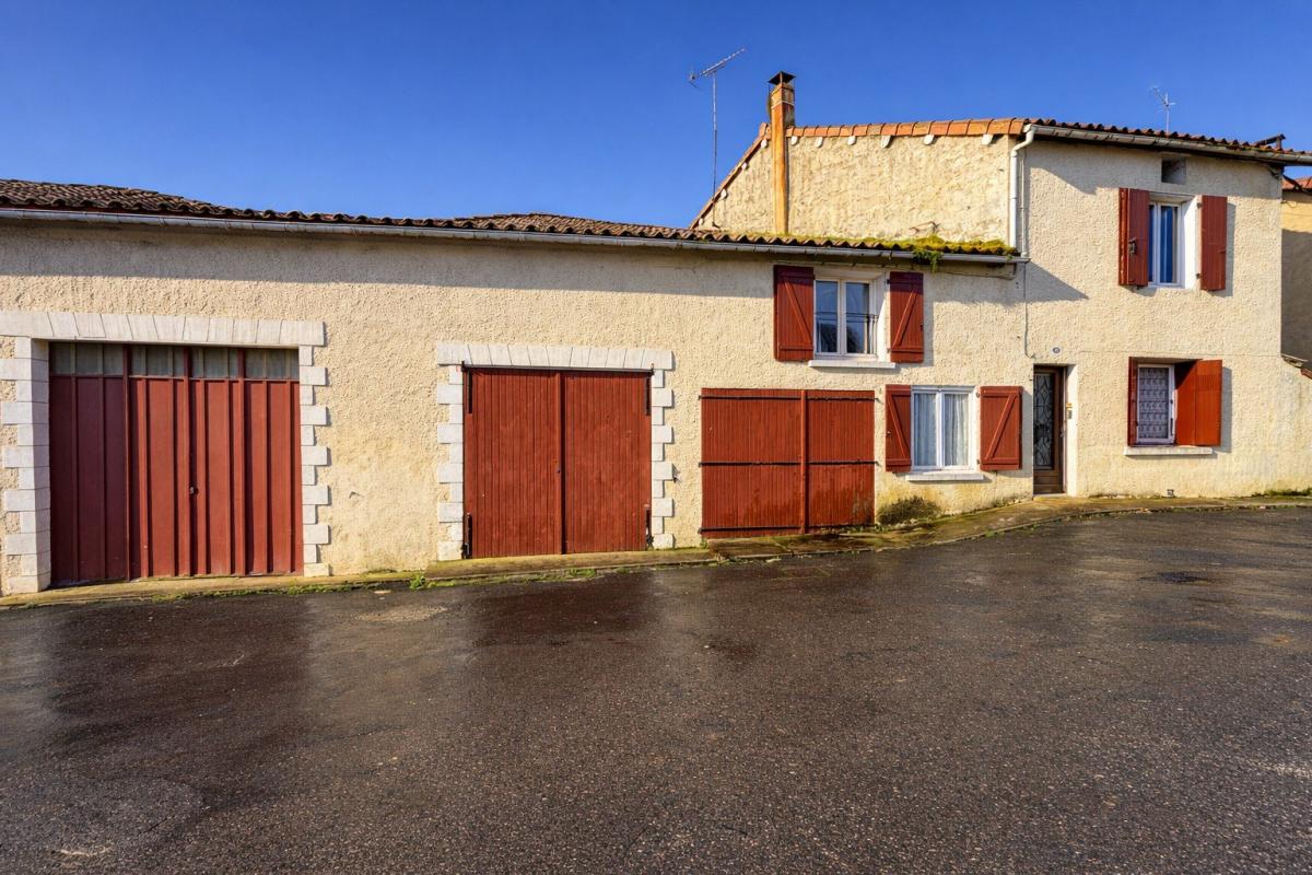 3 bedroom maison a renover in Ruffec, Charente, France
