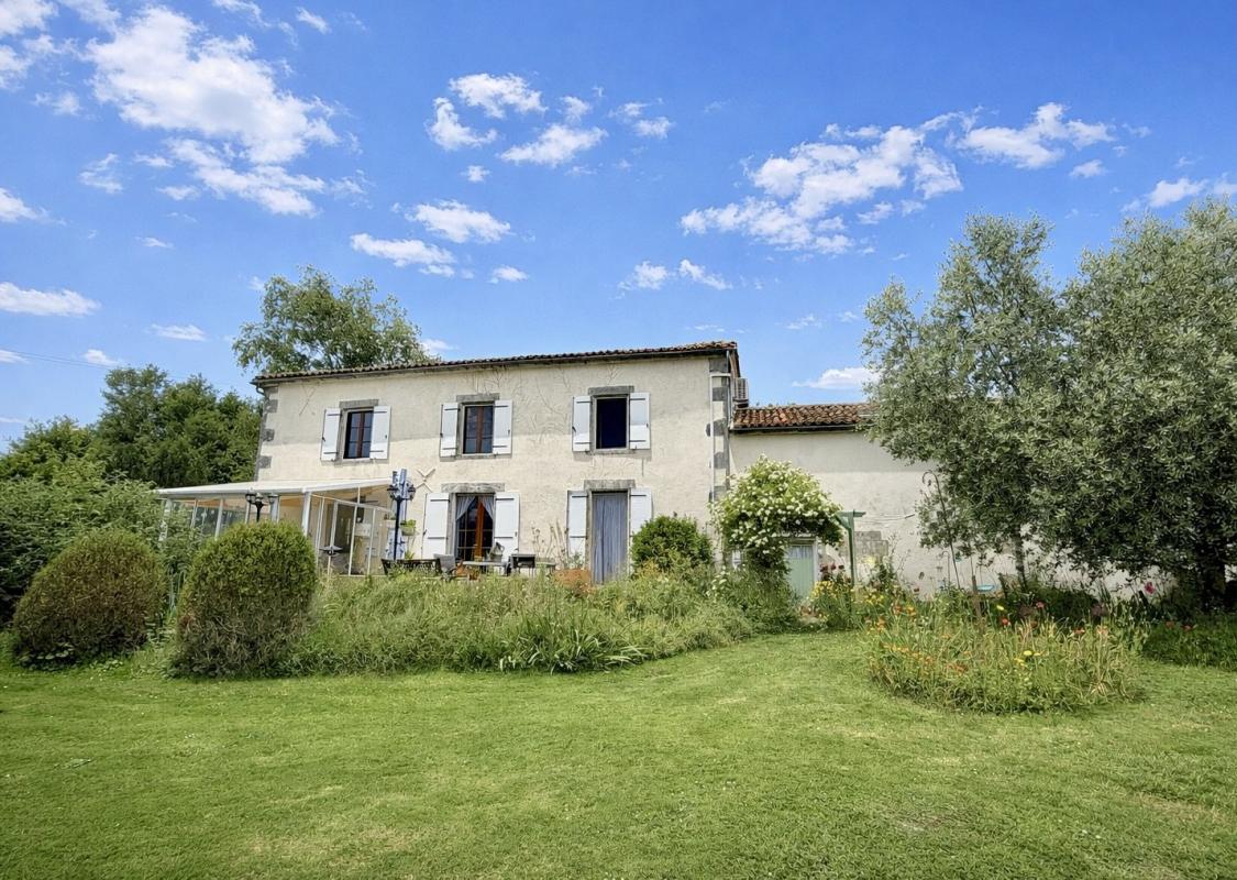 4 bedroom maison in Le Bouchage, Charente, France