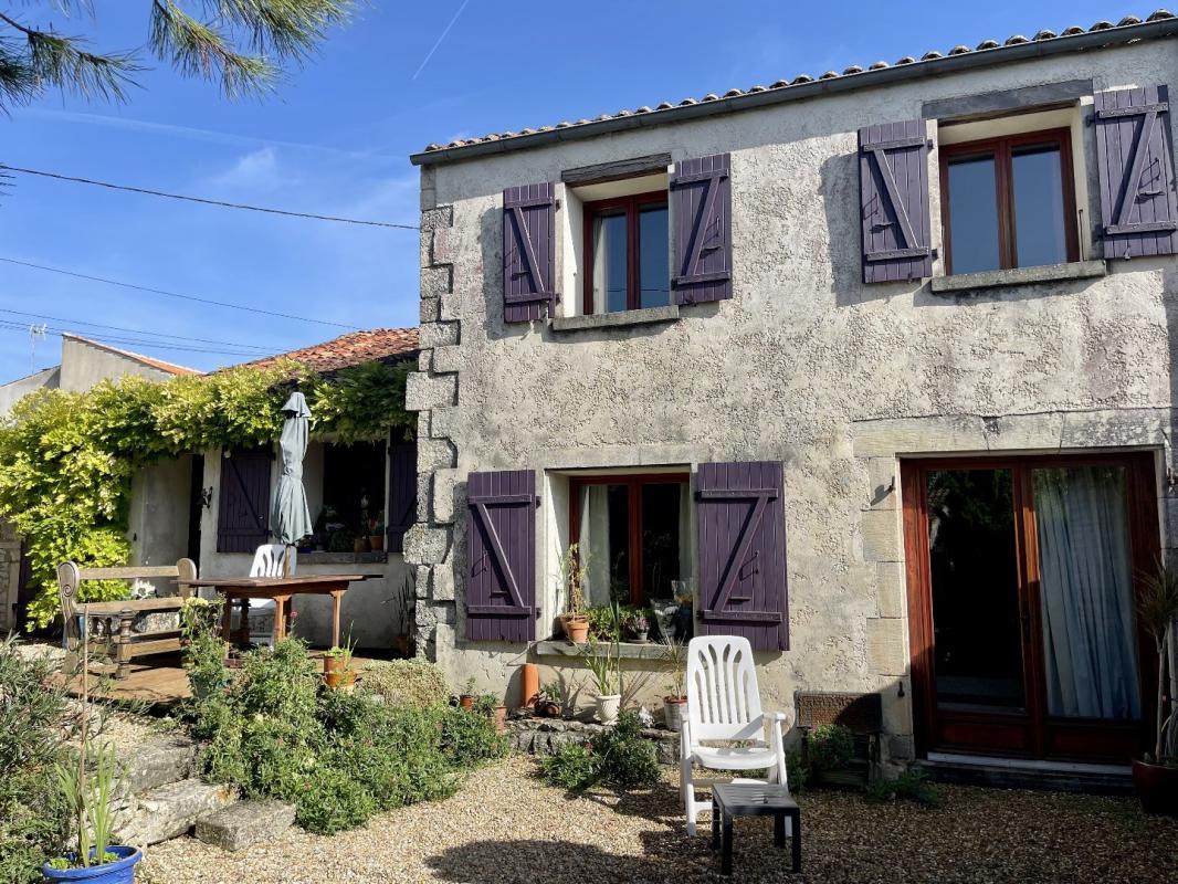 5 bedroom maison en pierres in Saint Mande Sur Bredoire, Charente-Maritime, France