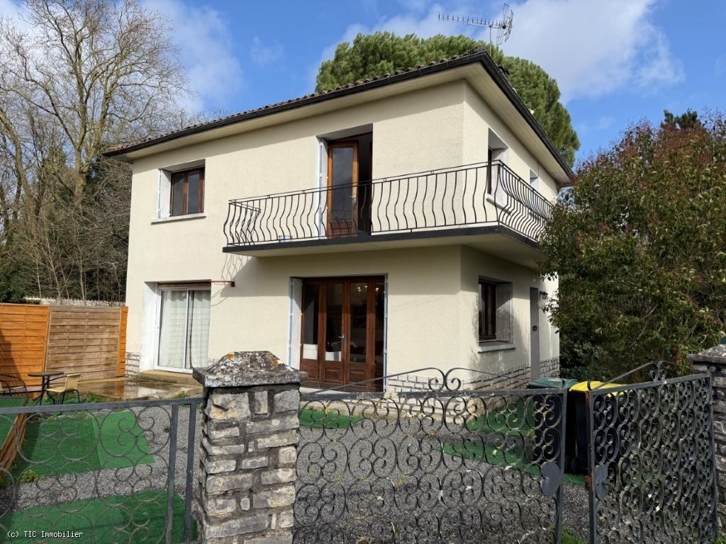 3 bedroom House in Ruffec, France – r7429