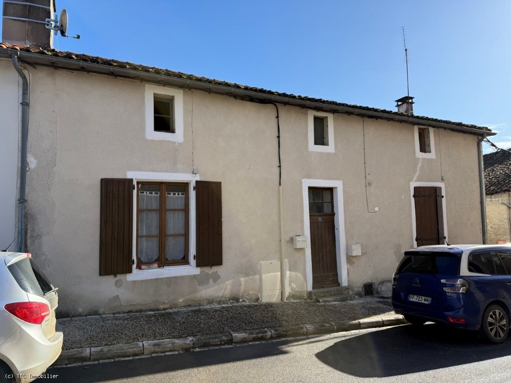 2 bedroom House in Ruffec, France – r7427