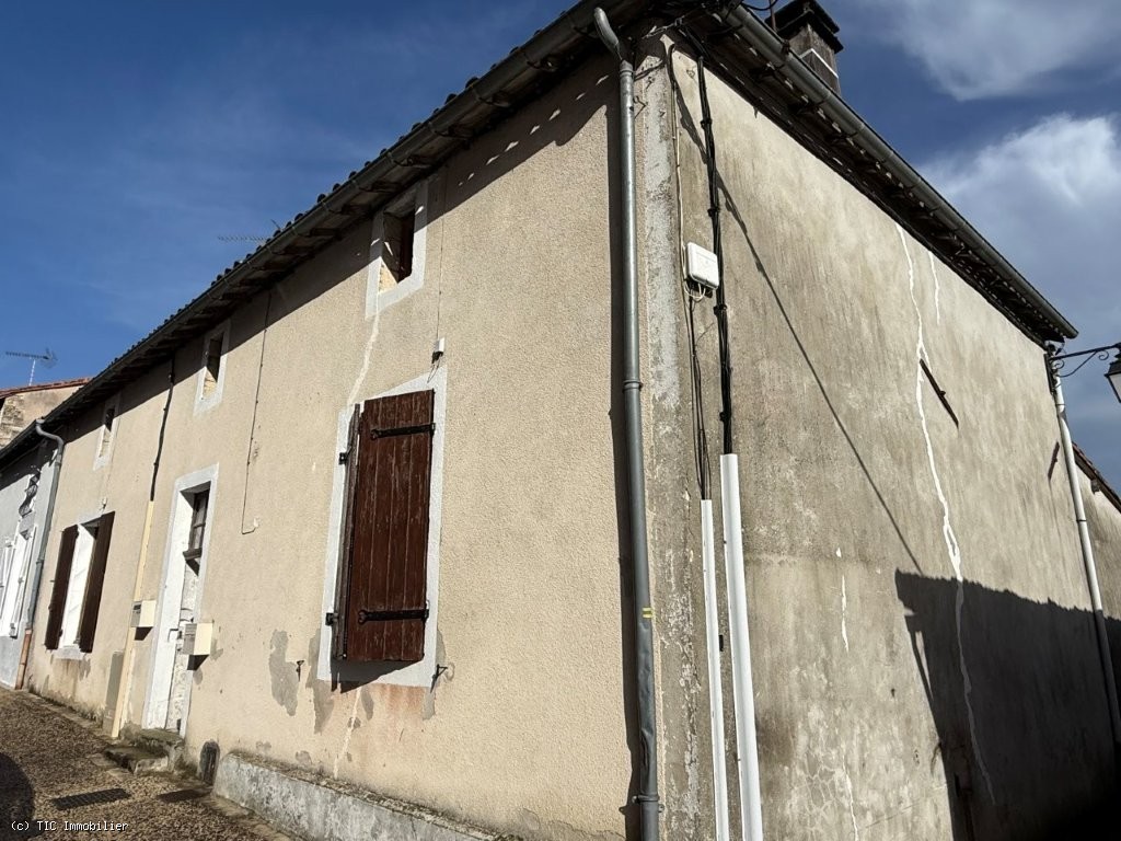 2 bedroom House in Ruffec, France – r7427