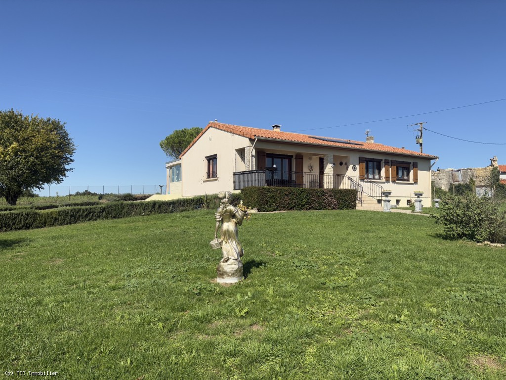 3 bedroom House in Chef-Boutonne, France – r7371