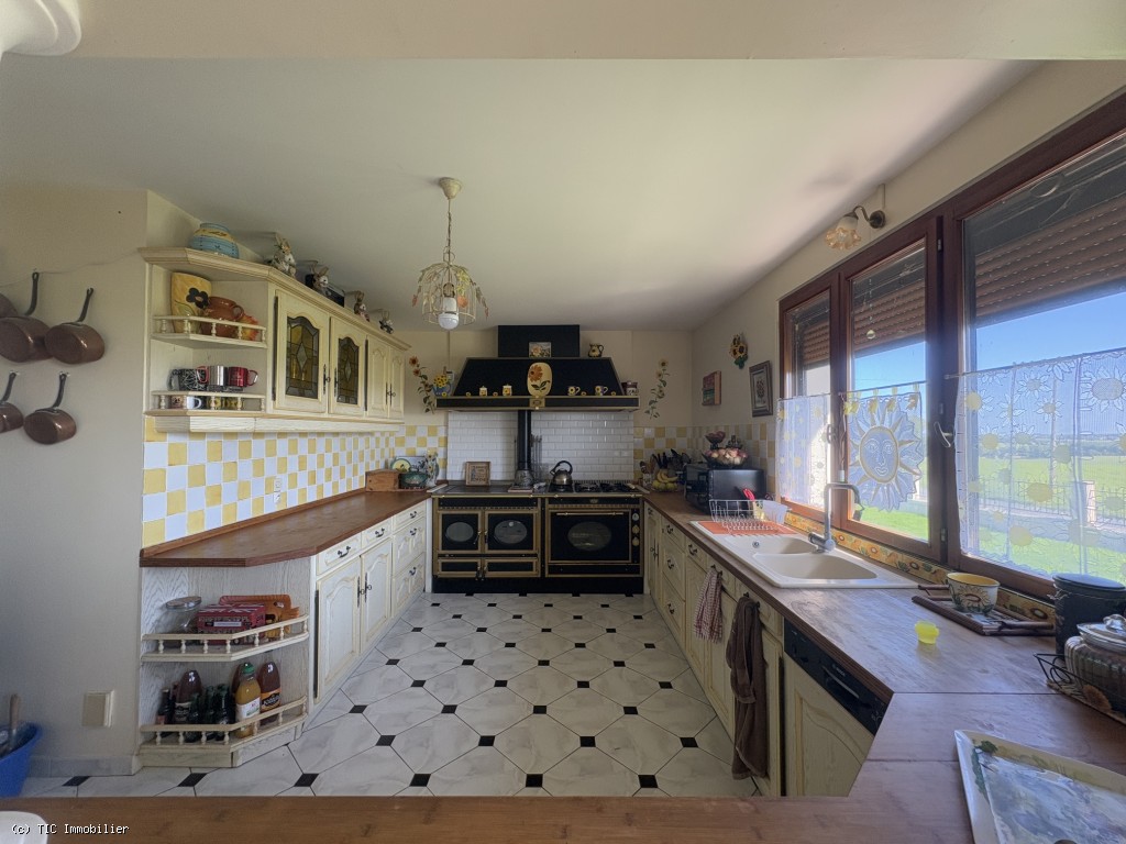 3 bedroom House in Chef-Boutonne, France – r7371