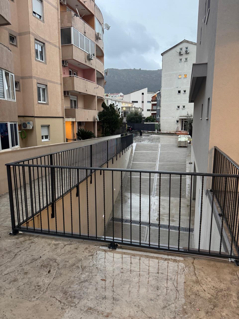 Apartment 42 m² with a parking space in the center of Budva in a new building