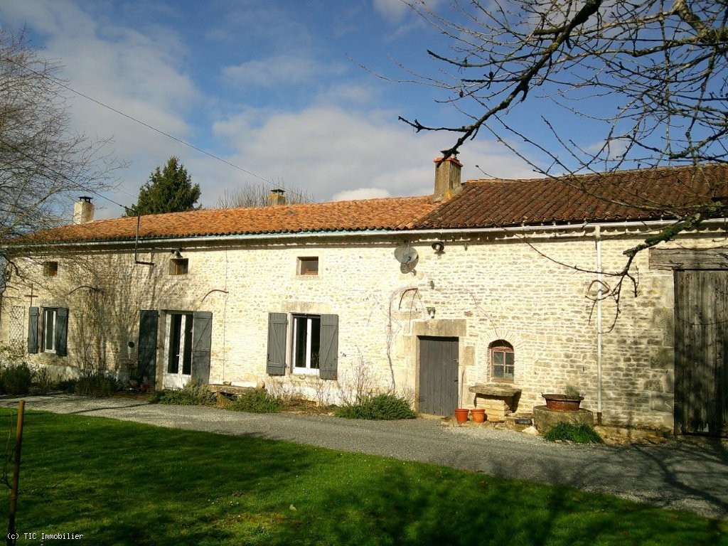 3 bedroom House in Civray, France – r7426