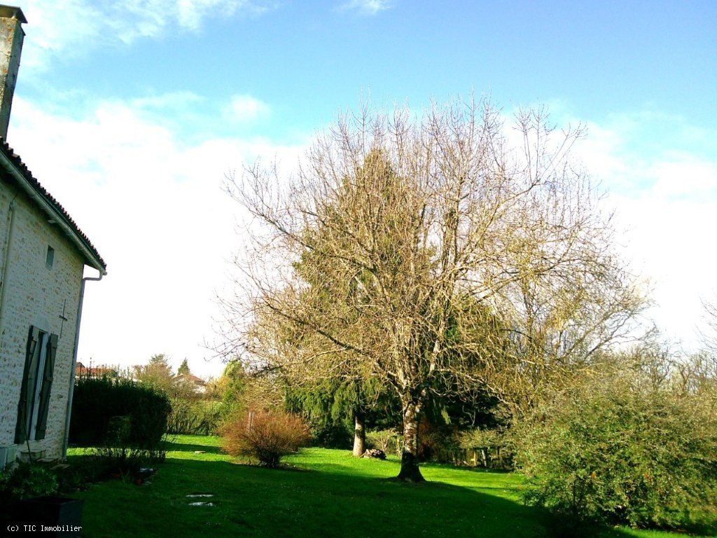 3 bedroom House in Civray, France – r7426