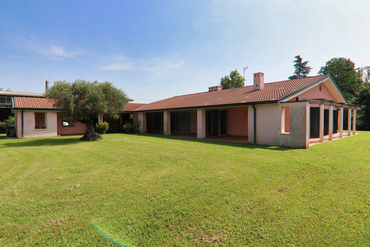 Campodarsego, villa portico and garden – V003166