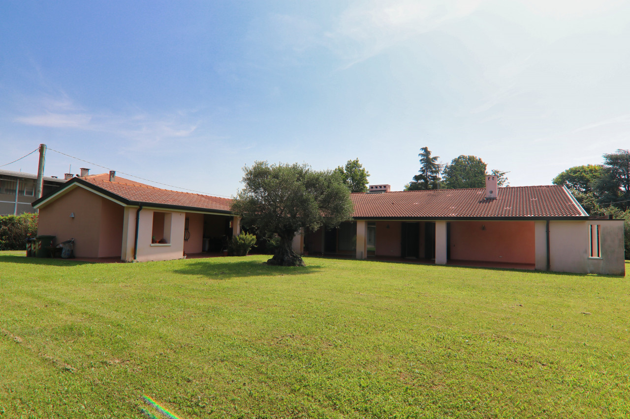 Campodarsego, villa portico and garden – V003166