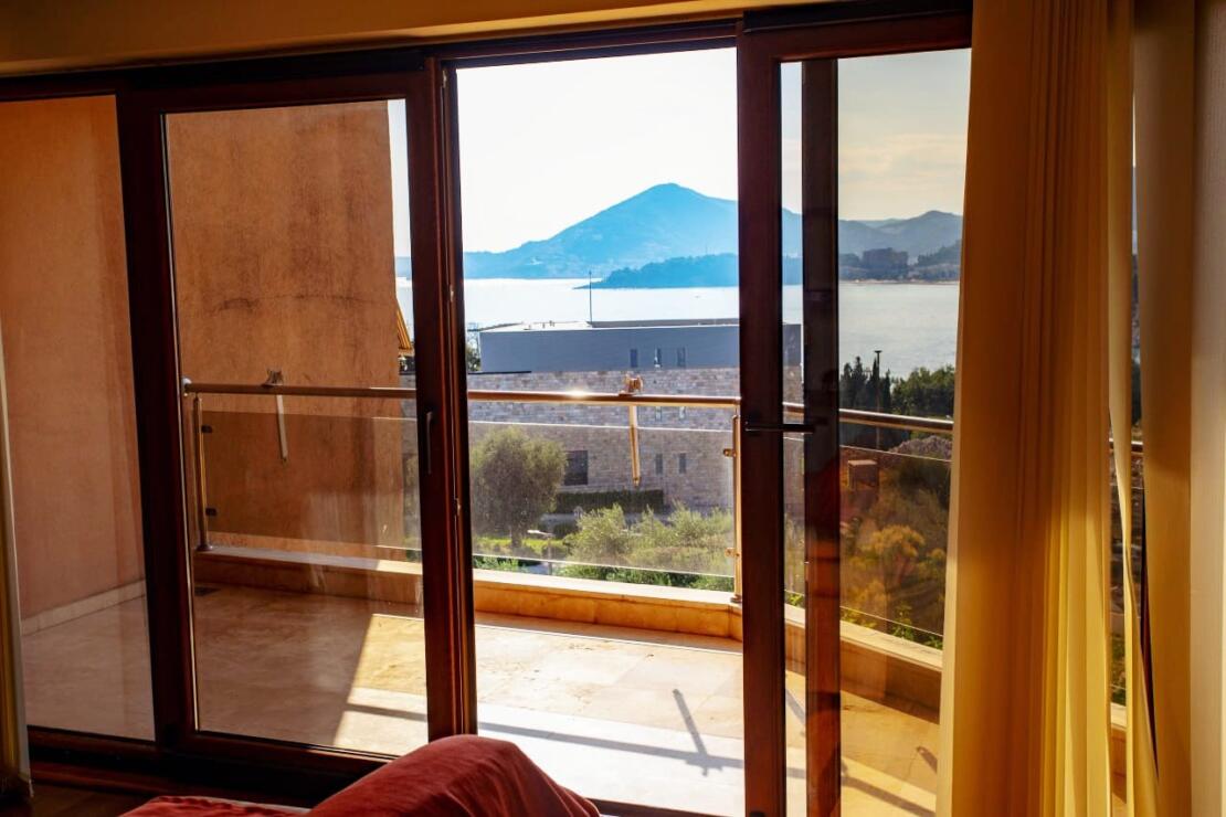Sunny Residence in Kamenovo: Panoramic Sea Views & 5* Privacy