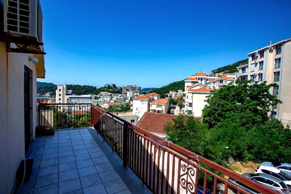 Authentic Montenegro: Charming Apartment with Sea Views in Bečići