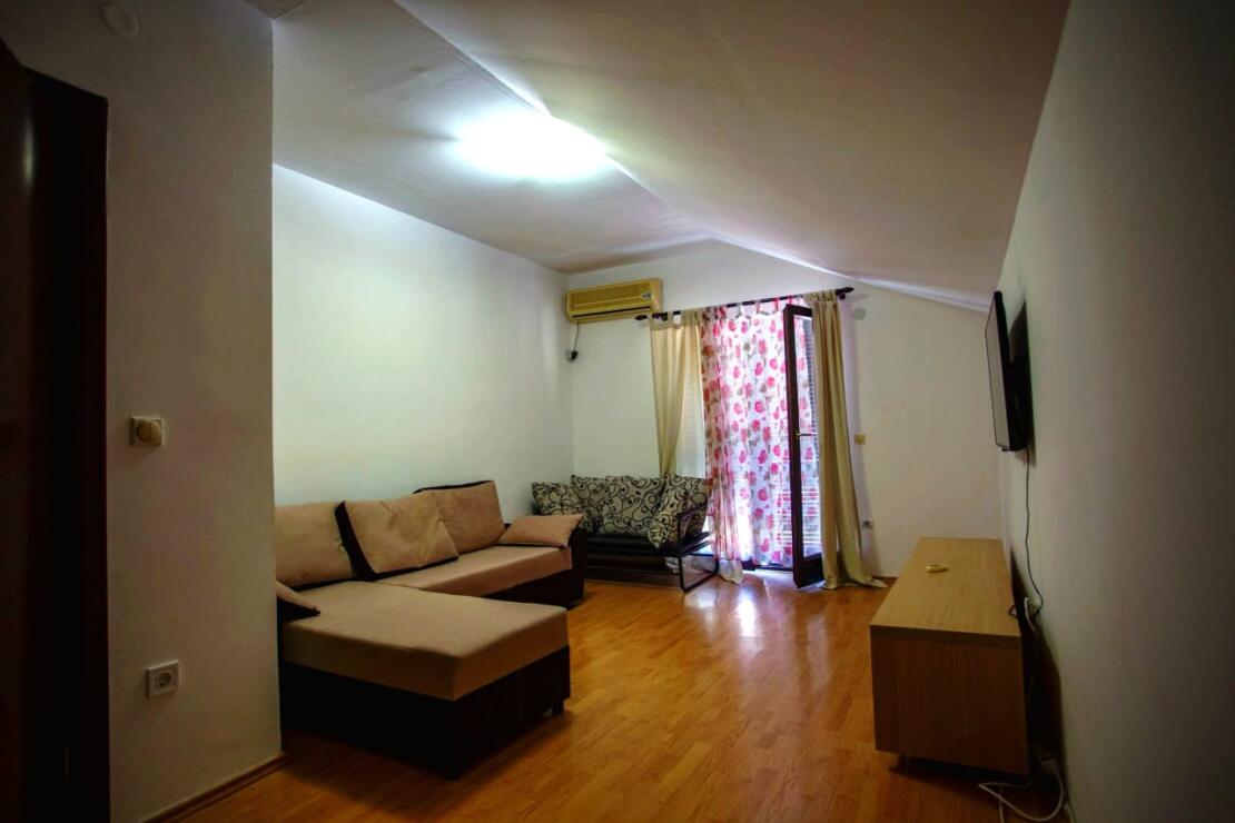 Authentic Montenegro: Charming Apartment with Sea Views in Bečići