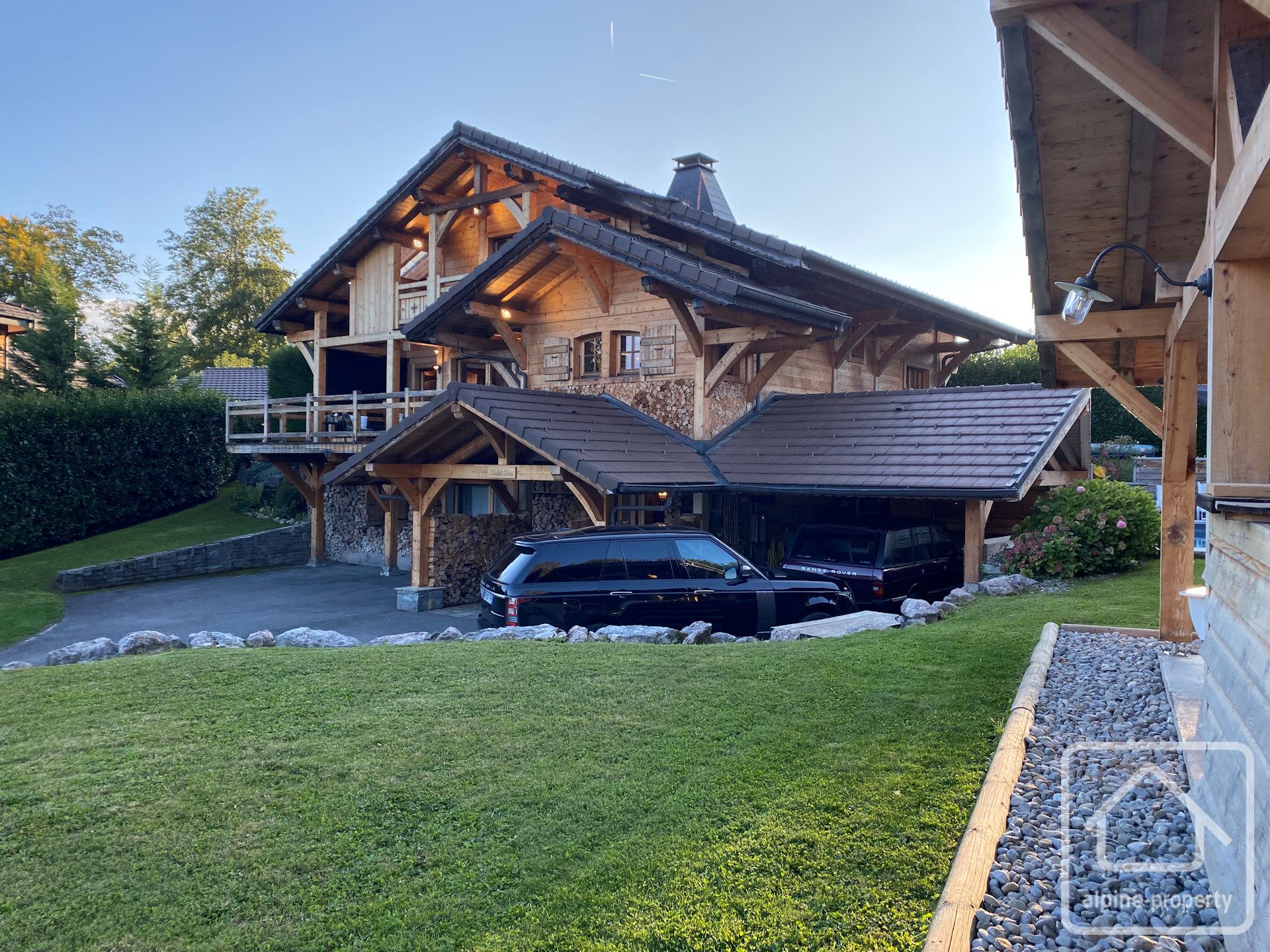 A Large, Luxury, Modern Chalet With Stunning Views, Midway Between Lake And Mountain! – LARRINGES