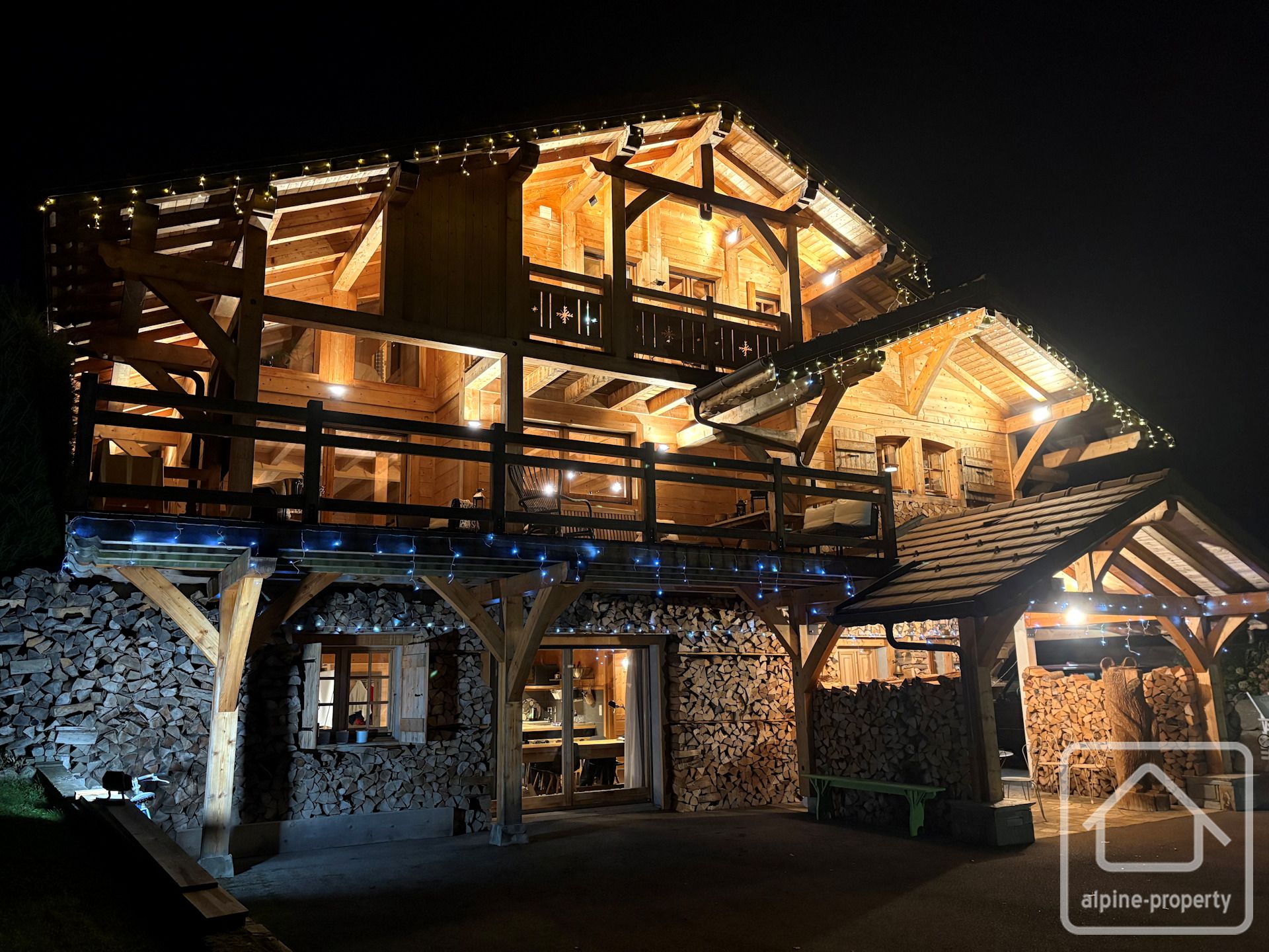 A Large, Luxury, Modern Chalet With Stunning Views, Midway Between Lake And Mountain! – LARRINGES