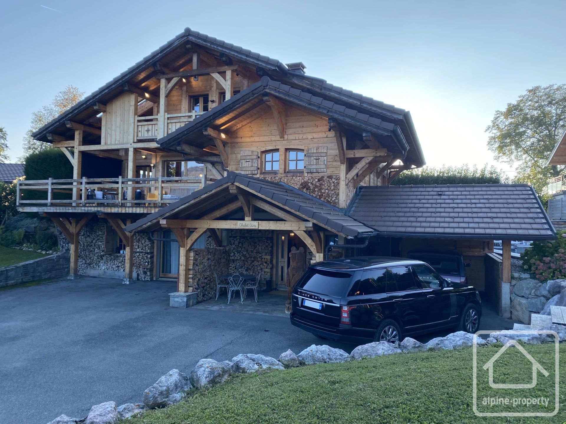 A Large, Luxury, Modern Chalet With Stunning Views, Midway Between Lake And Mountain! – LARRINGES