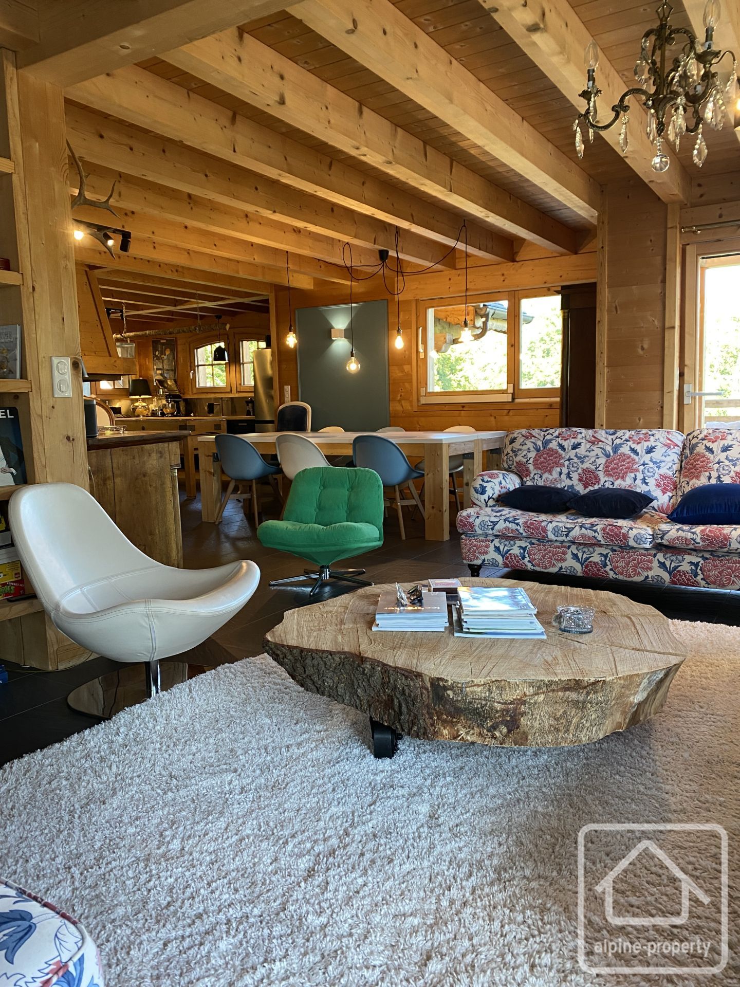 A Large, Luxury, Modern Chalet With Stunning Views, Midway Between Lake And Mountain! – LARRINGES