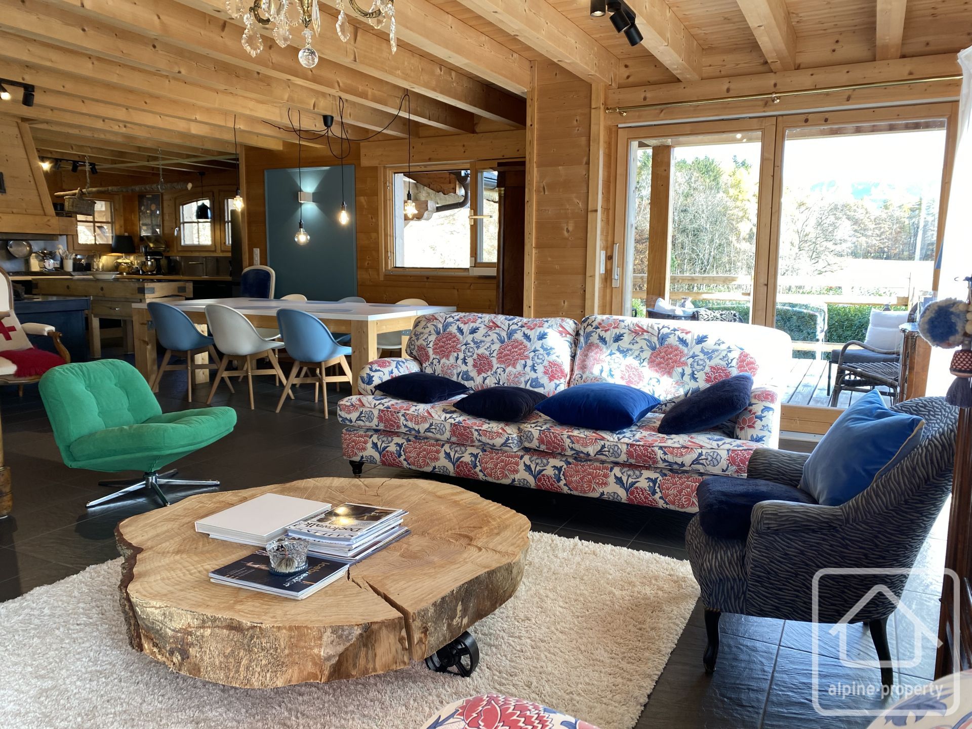 A Large, Luxury, Modern Chalet With Stunning Views, Midway Between Lake And Mountain! – LARRINGES
