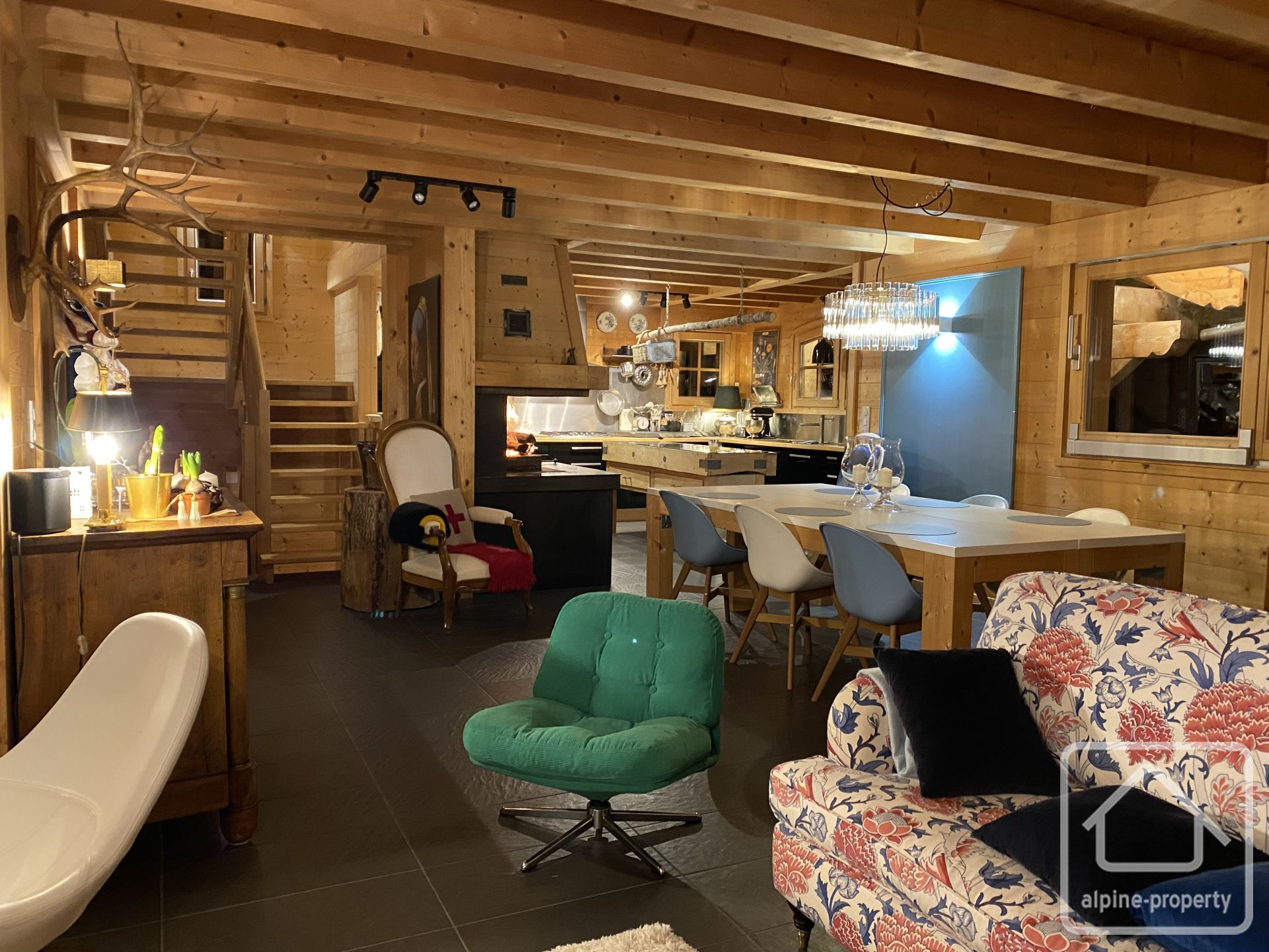 A Large, Luxury, Modern Chalet With Stunning Views, Midway Between Lake And Mountain! – LARRINGES