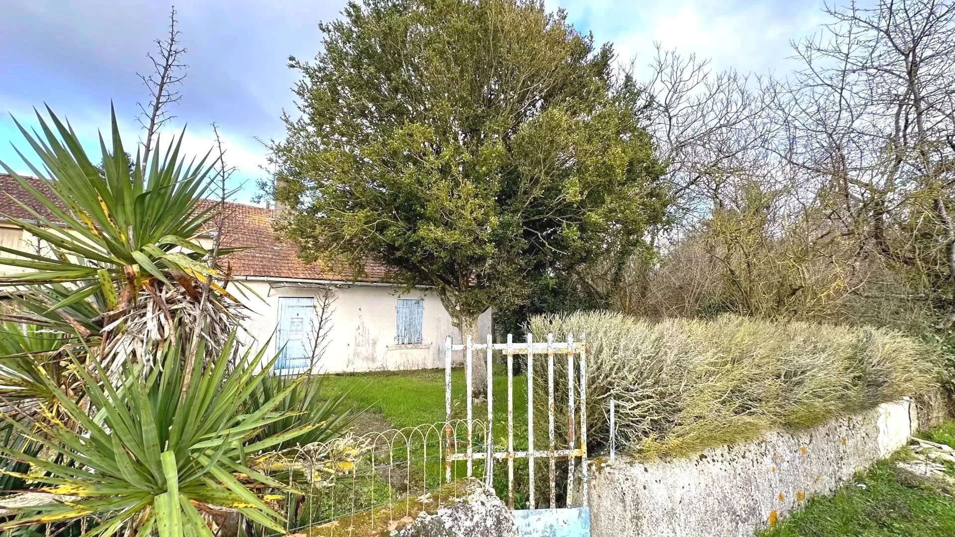 Renovation project in a quiet hamlet, Poitou-Charentes – France – BVI68293