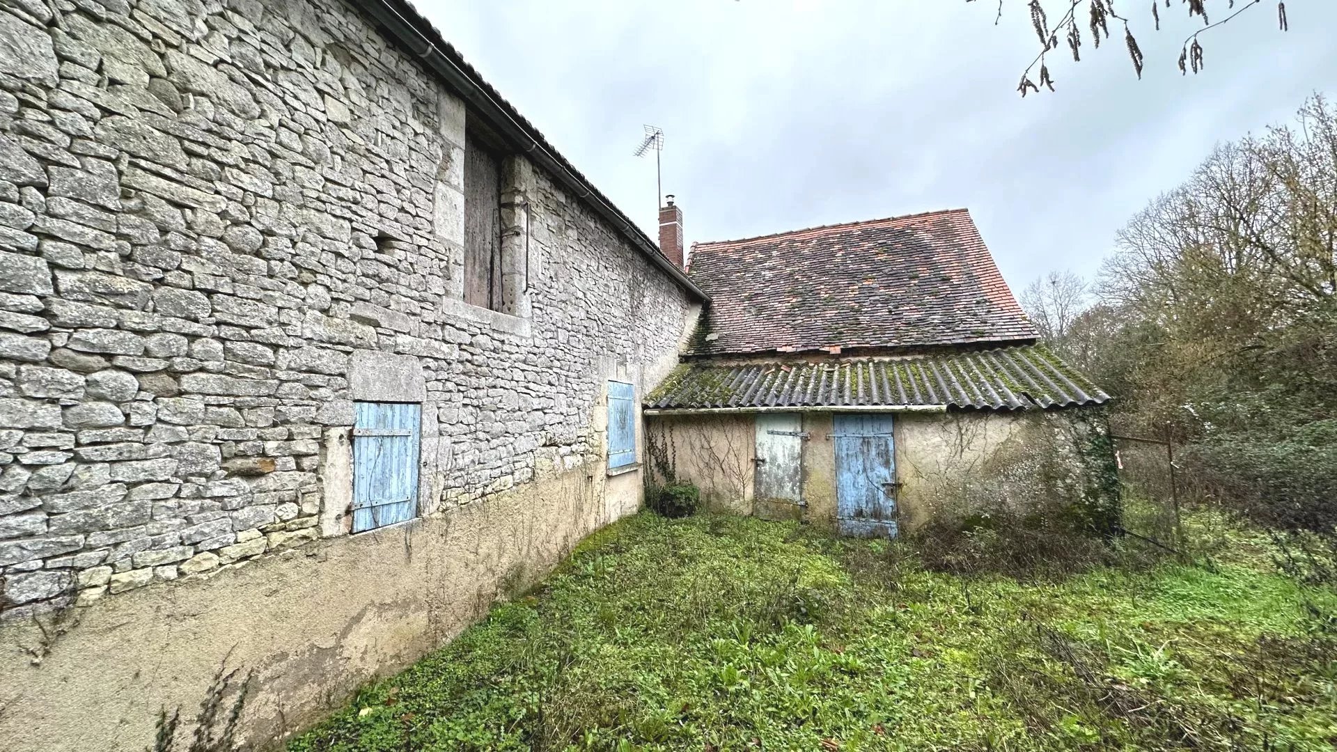Renovation project in a quiet hamlet, Poitou-Charentes – France – BVI68293