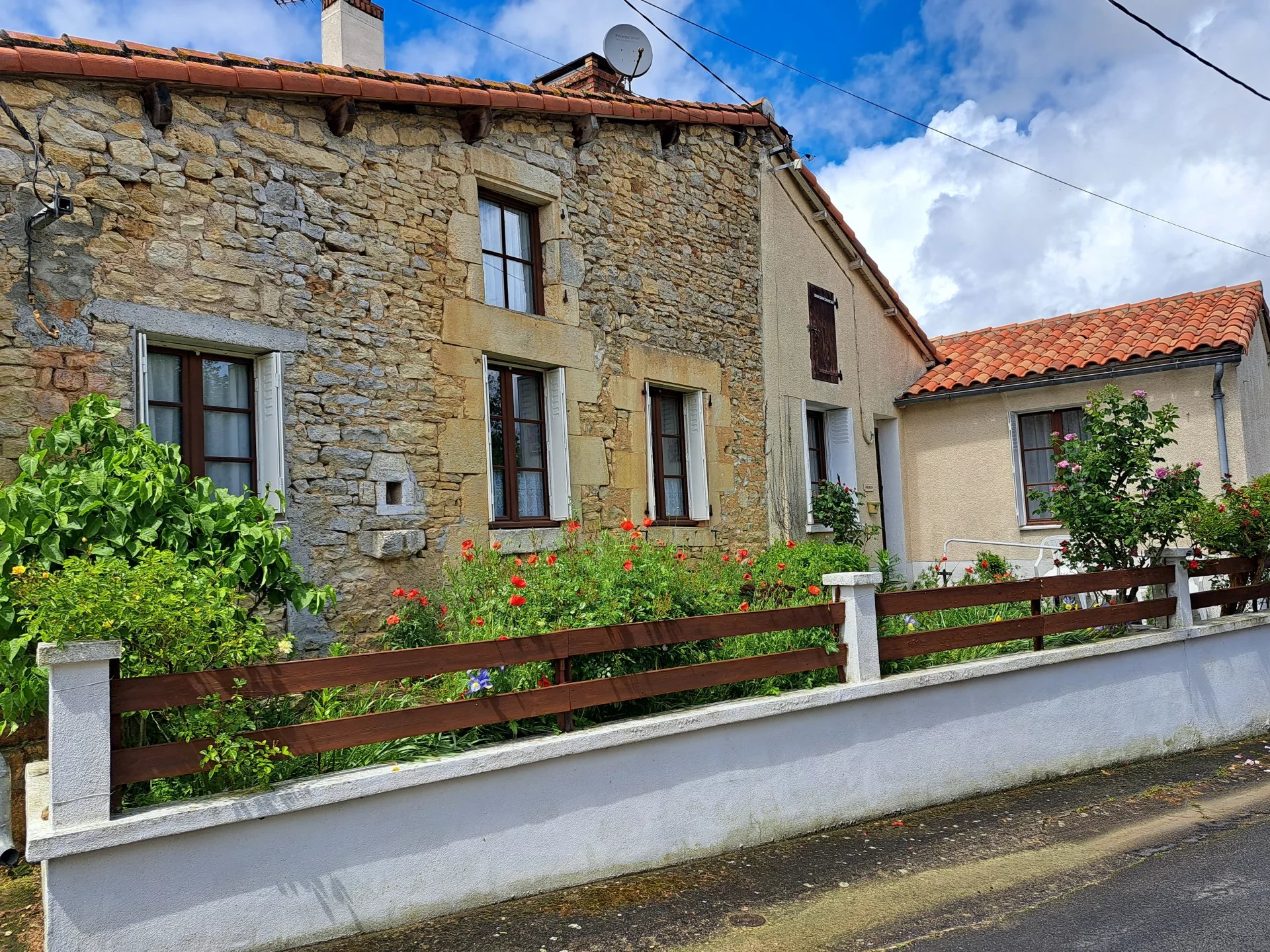 Cosy Village home with charm and character, Poitou-Charentes – France – BVI70587