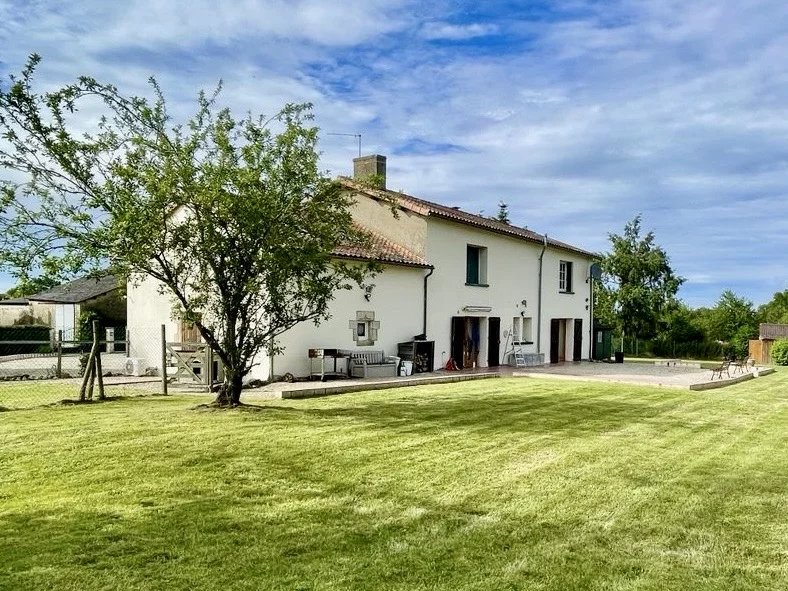 Ultra dog friendly property, in quiet location of France, Poitou-Charentes – France – BVI75582