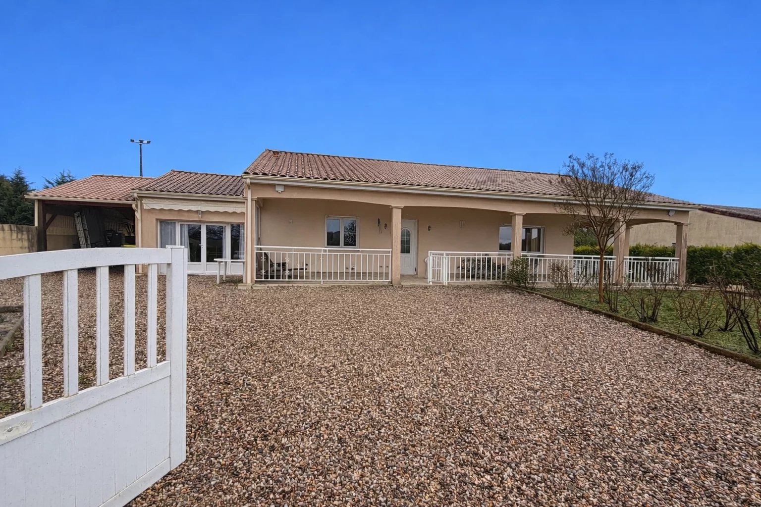 3-bedroom bungalow just steps from amenities, Poitou-Charentes – France – BVI84436