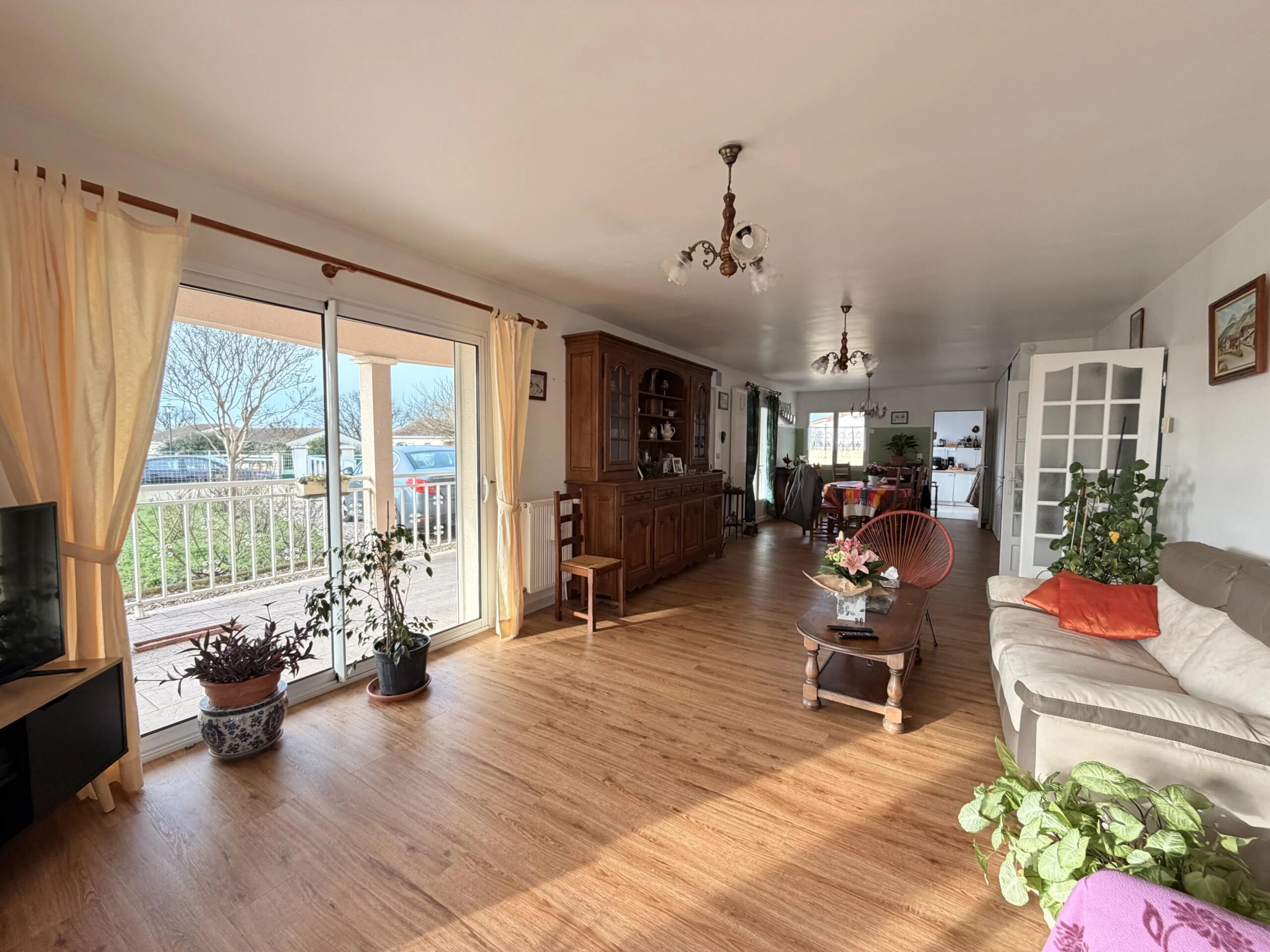 3-bedroom bungalow just steps from amenities, Poitou-Charentes – France – BVI84436