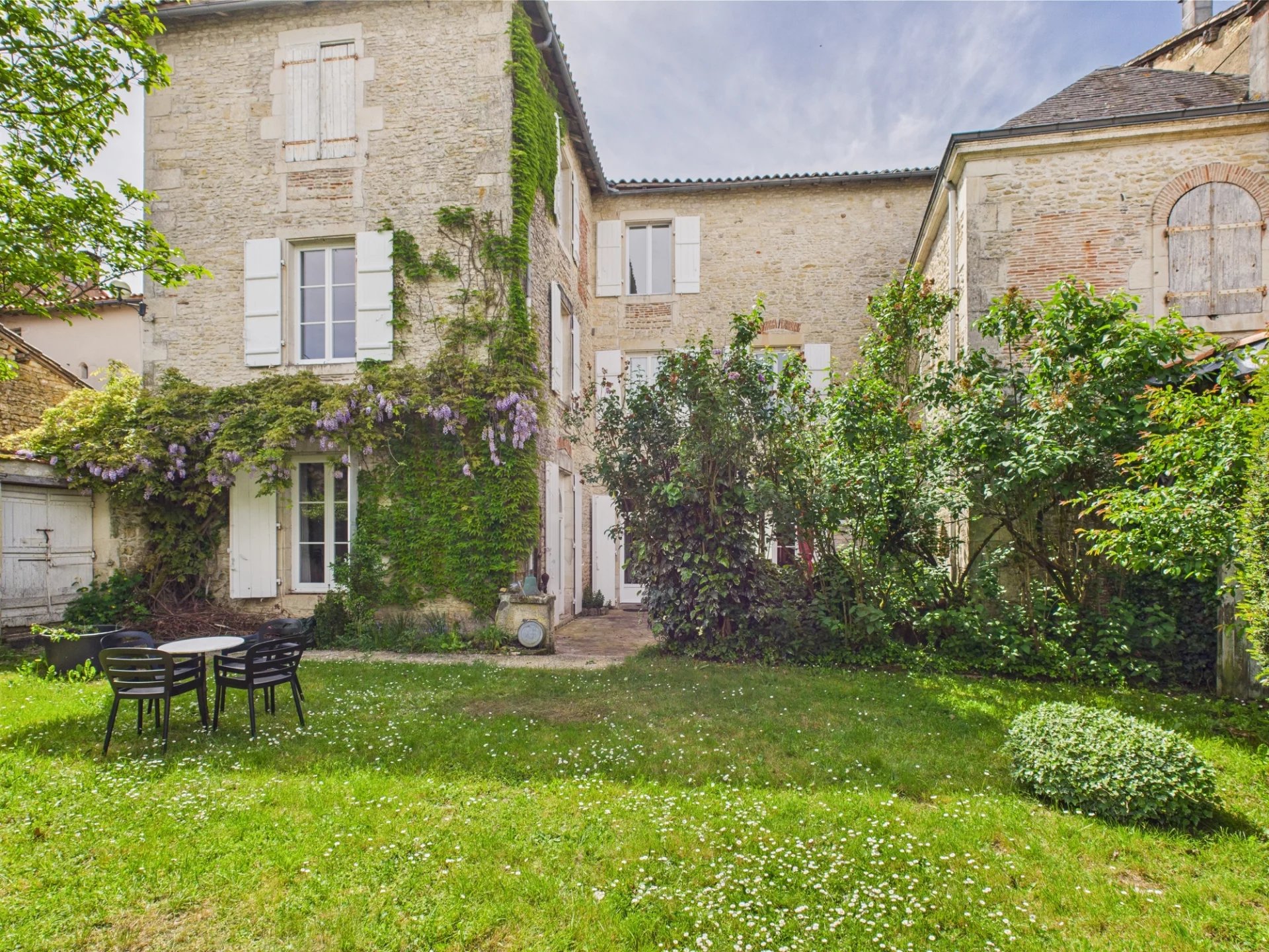 9 Bedroom detached townhouse with swimming pool, Poitou-Charentes – France – BVI80697