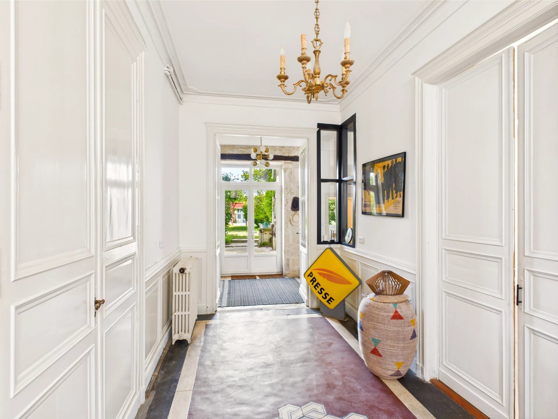 9 Bedroom detached townhouse with swimming pool, Poitou-Charentes – France – BVI80697