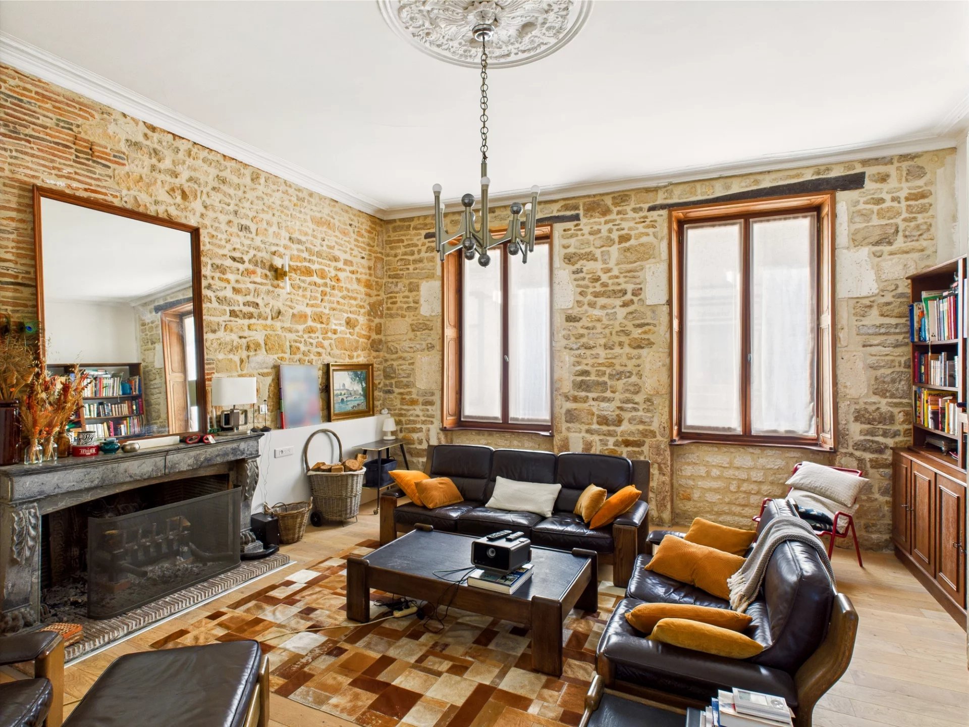 9 Bedroom detached townhouse with swimming pool, Poitou-Charentes – France – BVI80697