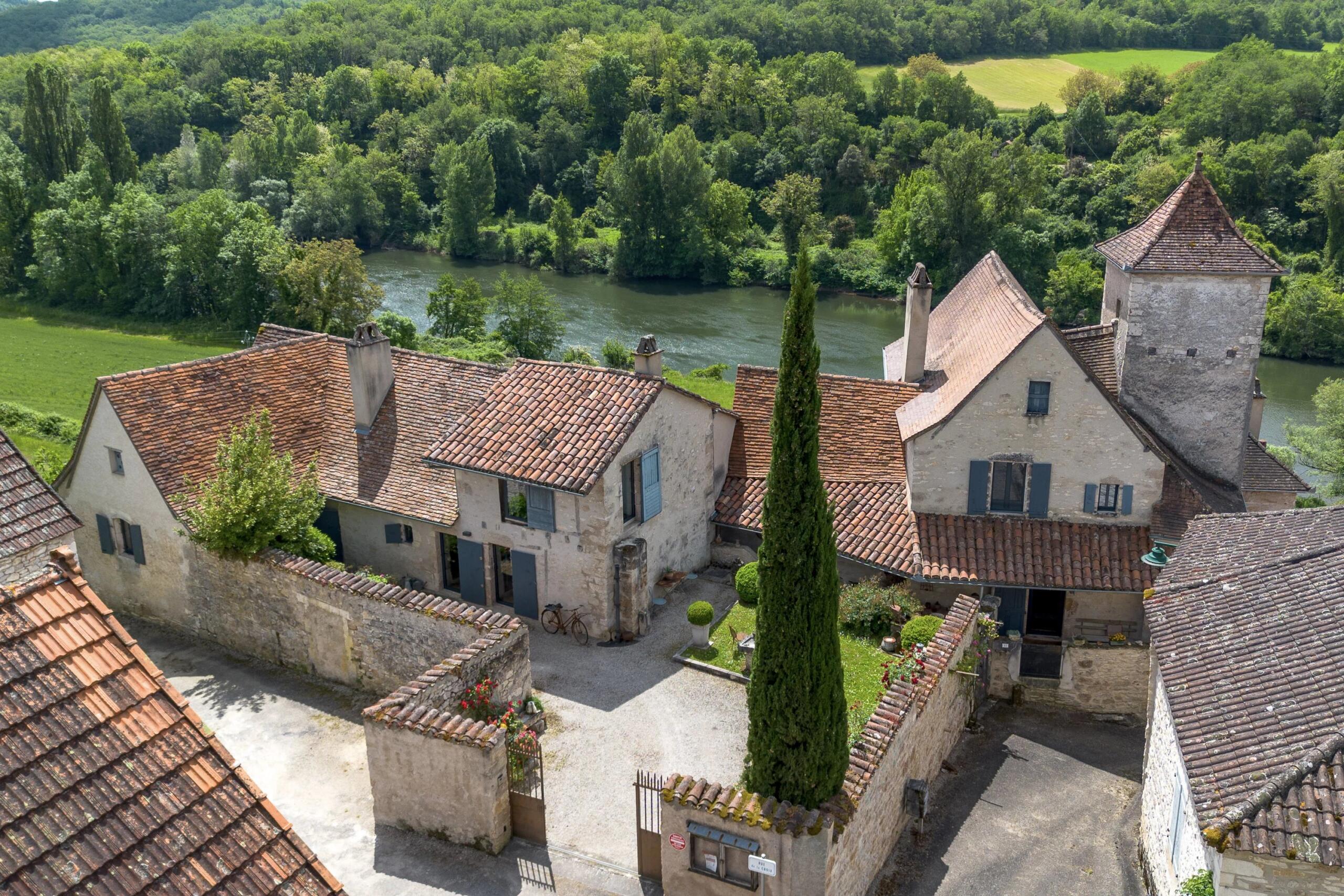 Unique and splendid 5 bedroomed château with pool and uninterrupted views over the river Lot, Midi-Pyrénées – France – BVI80920