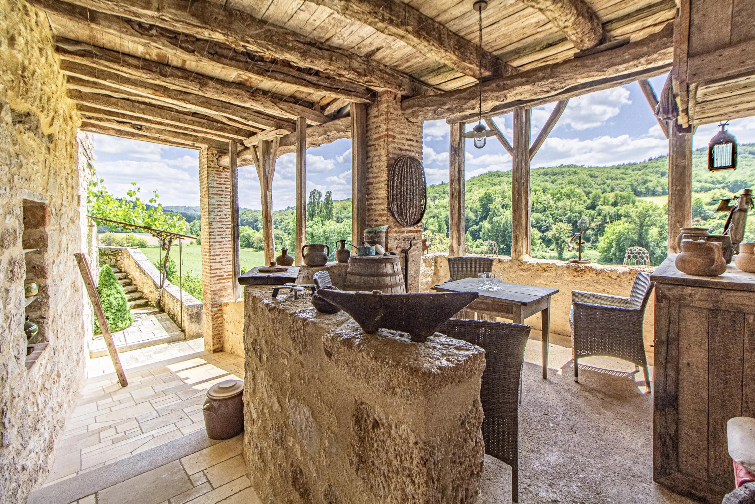 Unique and splendid 5 bedroomed château with pool and uninterrupted views over the river Lot, Midi-Pyrénées – France – BVI80920