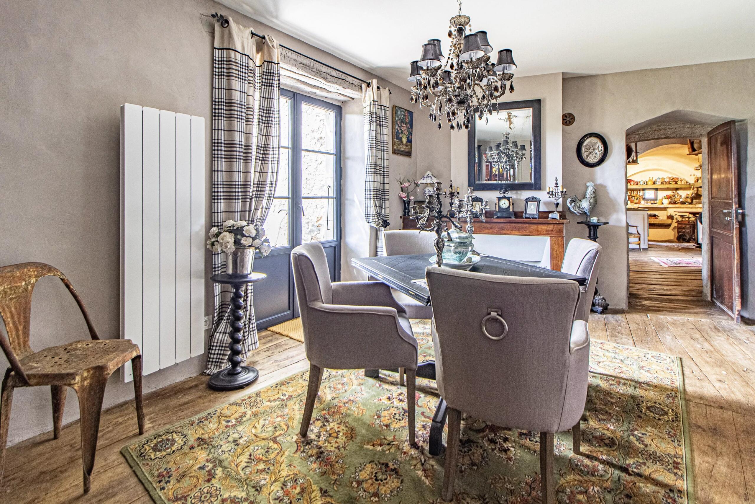 Unique and splendid 5 bedroomed château with pool and uninterrupted views over the river Lot, Midi-Pyrénées – France – BVI80920